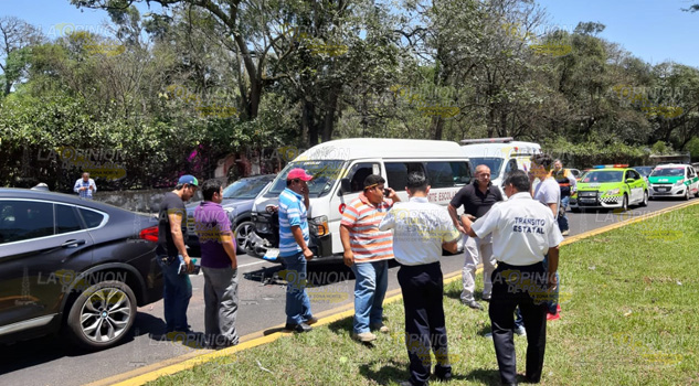 Choca camioneta cargada de niños: dos lesionados