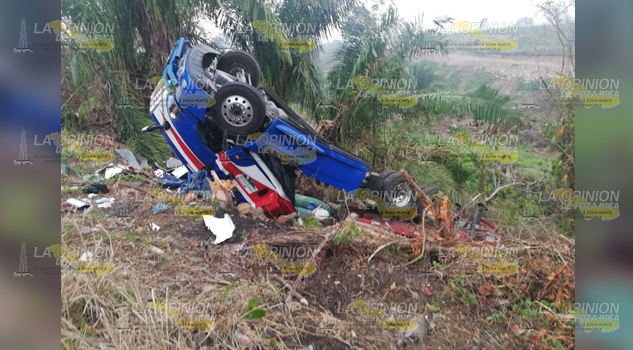 Trailero muere prensado al volcar la unidad que conducía sobre la carretera federal 180 Matamoros-Puerto Juárez