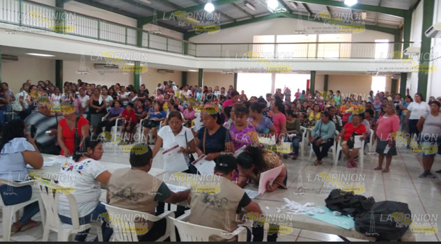Entregan becas Benito Juárez para bachillerato, en Coatzintla