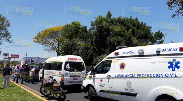 Choca camioneta cargada de niños: dos lesionados