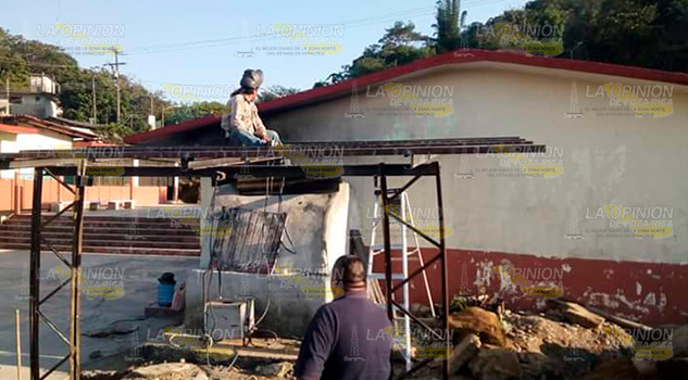 Habitantes claman trabajo, alcalde de Mecatlan da trabajo a constructoras foráneas
