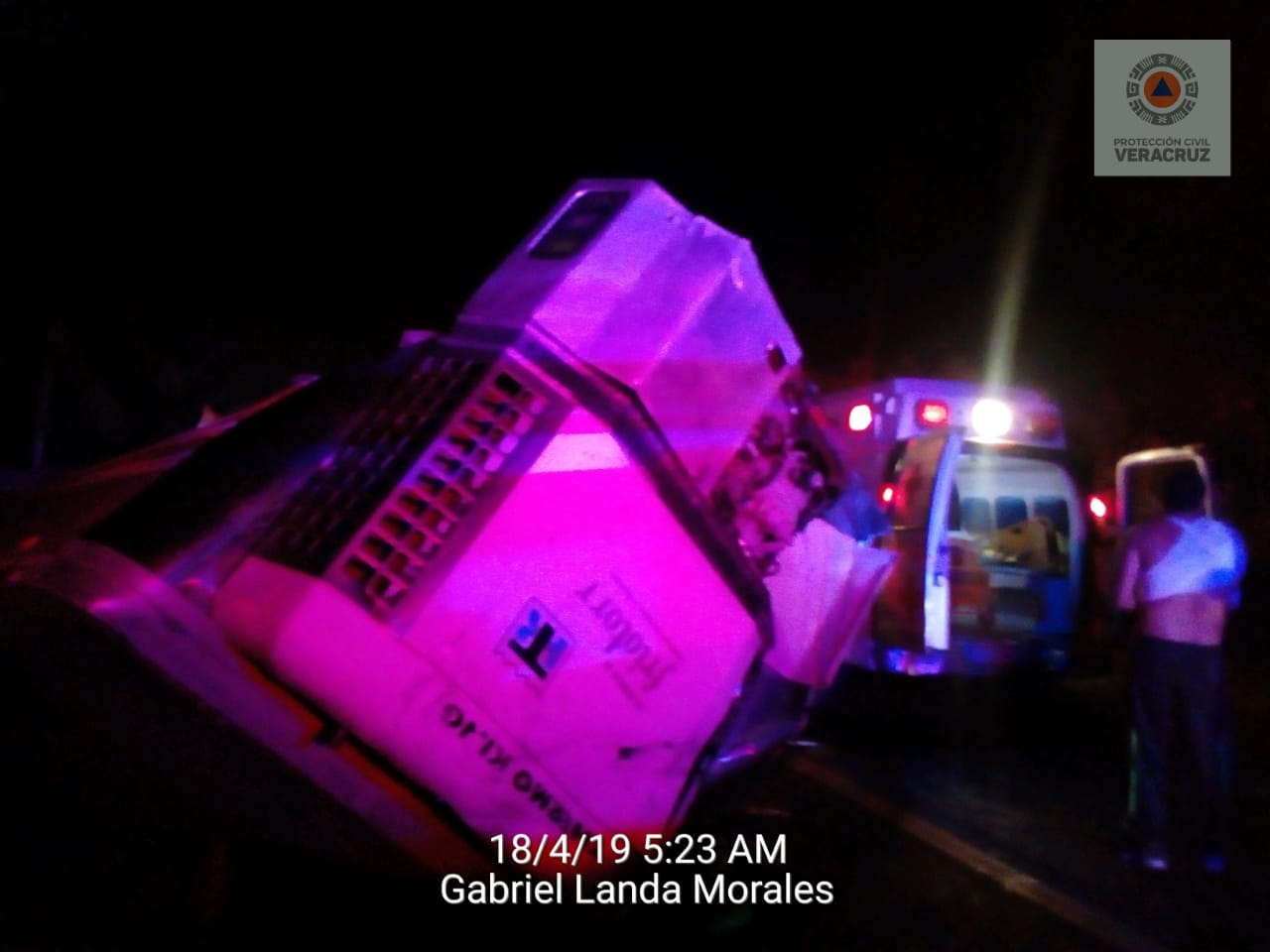 Vuelca trailer en Vega: 19 migrantes heridos