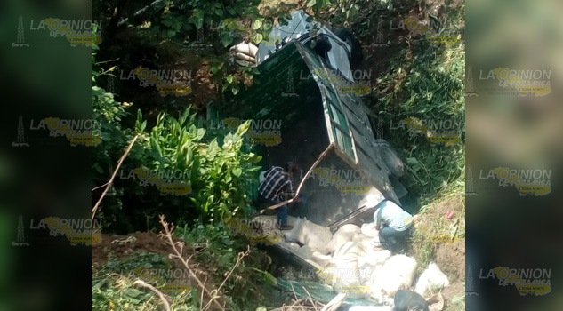 Camioneta al barranco, se le mata el motor al conductor casi muere