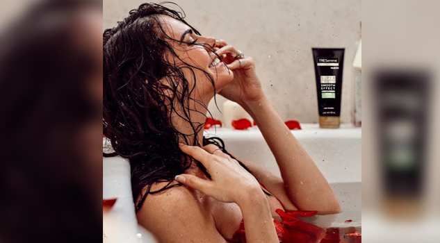 Livia Brito y su pose sin ropa desde la bañera