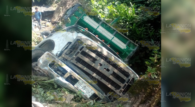 Camioneta al barranco, se le mata el motor al conductor casi muere