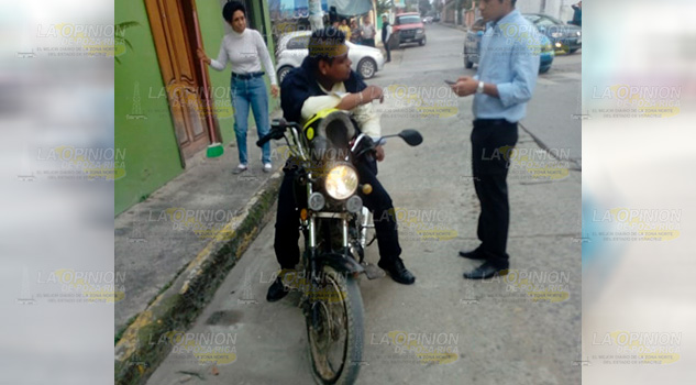 Automóvil derriba a pareja motociclista en Tuxpan Automóvil derriba a pareja motociclista en Tuxpan