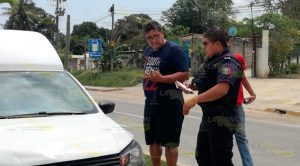 Camioneta se impacta en un taxi en Tuxpan Camioneta se impacta en un taxi en Tuxpan