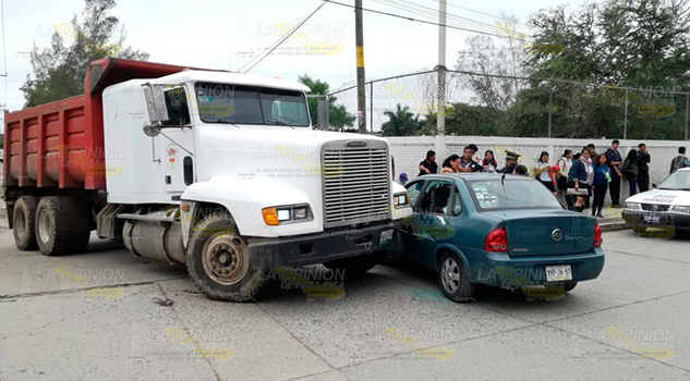 Camión de volteo choca contra auto particular en Tuxpan Camión de volteo choca contra auto particular en Tuxpan
