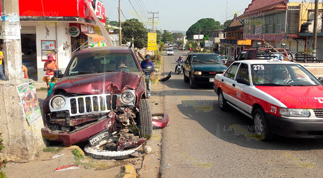 Causa destrozos con su camioneta en Naranjos Causa destrozos con su camioneta en Naranjos