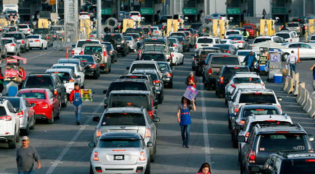 Cruces fronterizos registran filas de hasta 2 horas por amenaza de Trump Cruces fronterizos registran filas de hasta 2 horas por amenaza de Trump