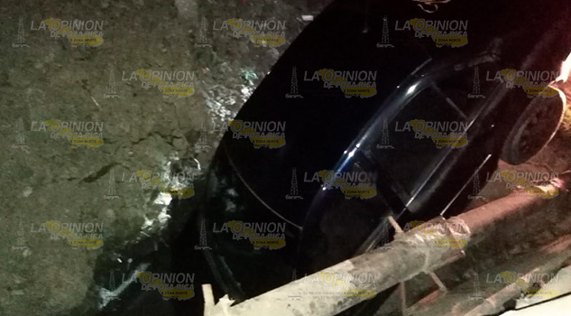 Ebrio conductor cae con todo y auto a la zanja del Oro Verde Ebrio conductor cae con todo y auto a la zanja del Oro Verde