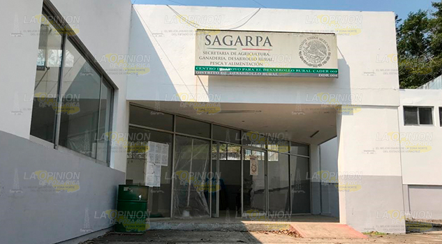 En abandono total el edificio del CADER en Tihuatlán En abandono total el edificio del CADER en Tihuatlán