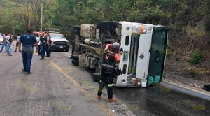 Encontronazo entre taxi y camión de carga en el tramo Papantla - El Chote Encontronazo entre taxi y camión de carga en el tramo Papantla - El Chote