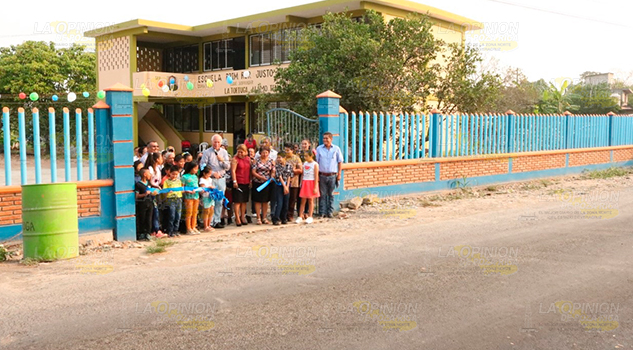 Entrega alcalde de Álamo más beneficios para la educación Entrega alcalde de Álamo más beneficios para la educación