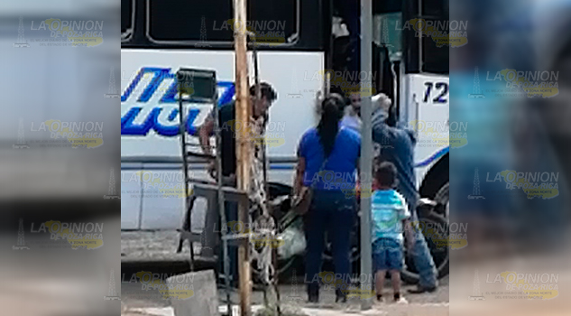 Familia en motocicleta, apunto de ser arrollada por autobús Familia en motocicleta, apunto de ser arrollada por autobús