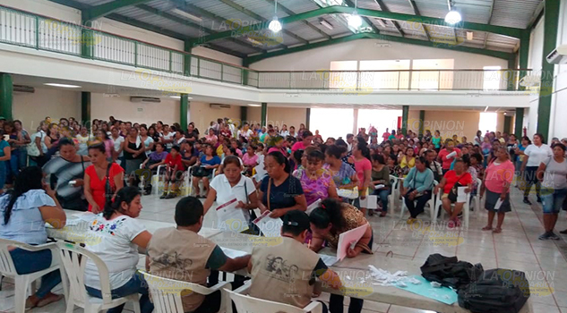 Hermética entrega de becas a jóvenes en Coatzintla Hermética entrega de becas a jóvenes en Coatzintla