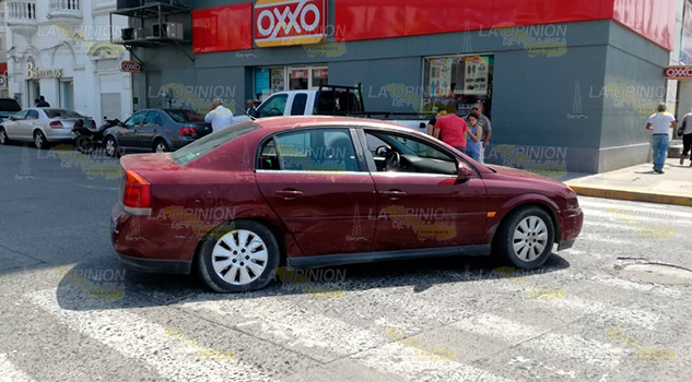Intenta ganar el paso a otro vehículo y choca en Tuxpan Intenta ganar el paso a otro vehículo y choca en Tuxpan