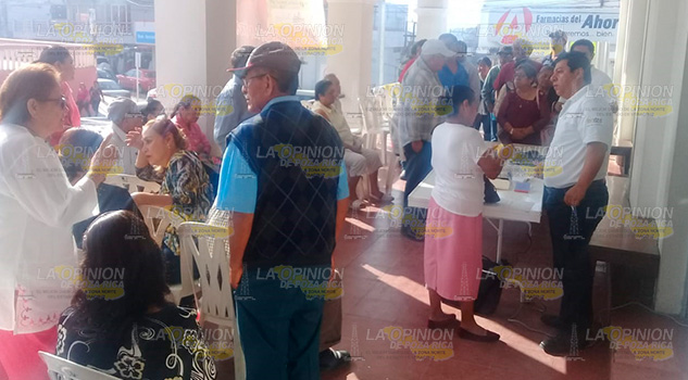 Jubilados y pensionados, cumplen con la supervivencia en Naranjos