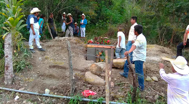 Latente contaminación de manantiales por panteón en Mecatlán Latente contaminación de manantiales por panteón en Mecatlán
