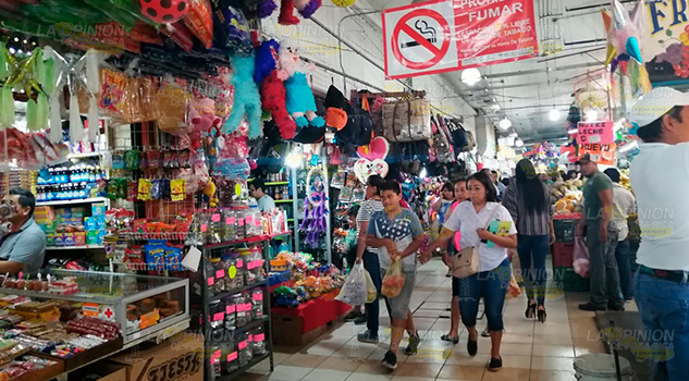 Locatarios de mercado en Tuxpan, en riesgo por sobrecargas Locatarios de mercado en Tuxpan, en riesgo por sobrecargas
