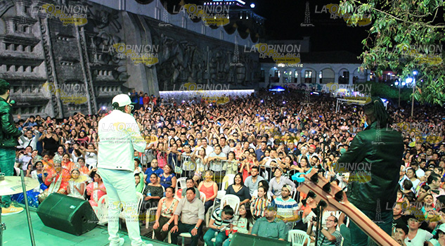 Saldo blanco en el desfile de carnaval
