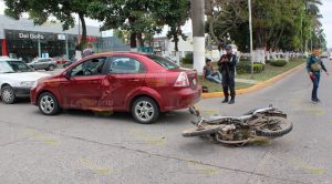 Motociclista resultó lesionado al chocar contra automóvil Motociclista resultó lesionado al chocar contra automóvil