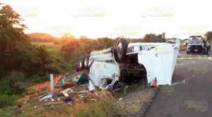 Muere menor en volcadura de tráiler sobre la Martínez de la Torre - Cardel