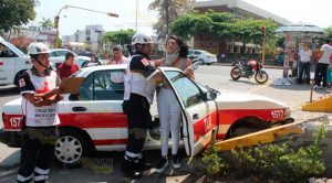 Mujer lesionada en aparatoso choque frente a la USBI en Poza Rica Mujer lesionada en aparatoso choque frente a la USBI en Poza Rica