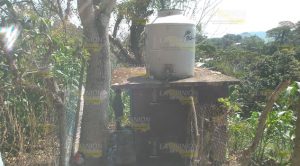 Niños de primaria en Tahuaxni sufren falta de agua; la acumulan con las lluvias Niños de primaria en Tahuaxni sufren falta de agua; la acumulan con las lluvias