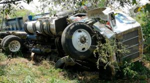 Pierde el control de camión materialista y vuelca en Tuxpan Pierde el control de camión materialista y vuelca en Tuxpan