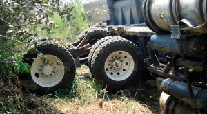 Pierde el control de camión materialista y vuelca en Tuxpan Pierde el control de camión materialista y vuelca en Tuxpan