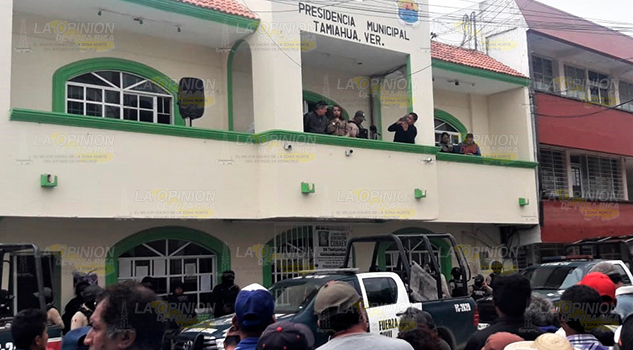 Alcaldesa de Tamiahua, Citlali Medellín, emula a Poncio Pilatos Plantón de pescadores en ayuntamiento de Tamiahua
