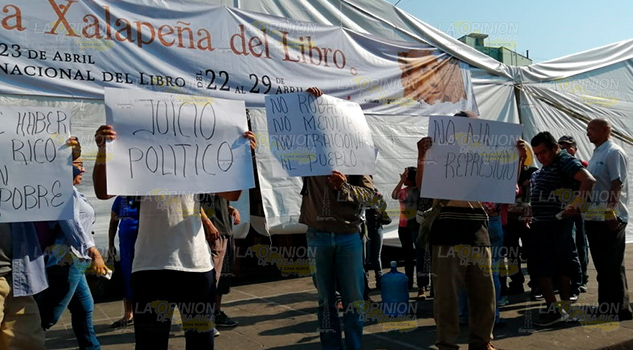 Protestan en Plaza Lerdo de Xalapa contra el alcalde de Chumatlán Protestan en Plaza Lerdo de Xalapa contra el alcalde de Chumatlán