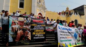 Protestan galleros en Xalapa, piden legitimidad para su actividad Protestan galleros en Xalapa, piden legitimidad para su actividad