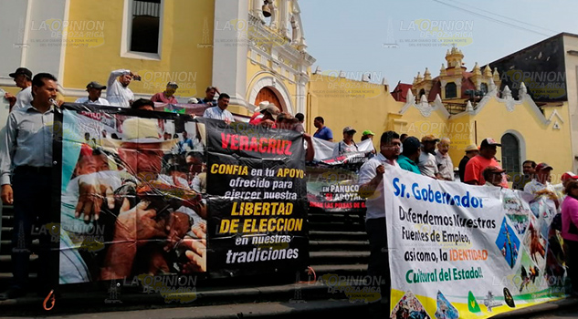 Protestan galleros en Xalapa, piden legitimidad para su actividad Protestan galleros en Xalapa, piden legitimidad para su actividad