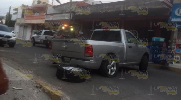 Quedó sin llanta al intentar ganar el paso y chocar contra camión de basura en la colonia Laredo Quedó sin llanta al intentar ganar el paso y chocar contra camión de basura