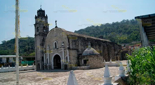 Roban ofrendas de la iglesia de San Mateo apostol de Coxquihui Roban ofrendas de la iglesia de San Mateo apostol de Coxquihui