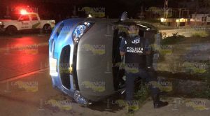Sale ileso tras volcar su automóvil en Tuxpan Sale ileso tras volcar su automóvil en Tuxpan