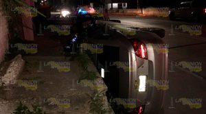 Sale ileso tras volcar su automóvil en Tuxpan Sale ileso tras volcar su automóvil en Tuxpan