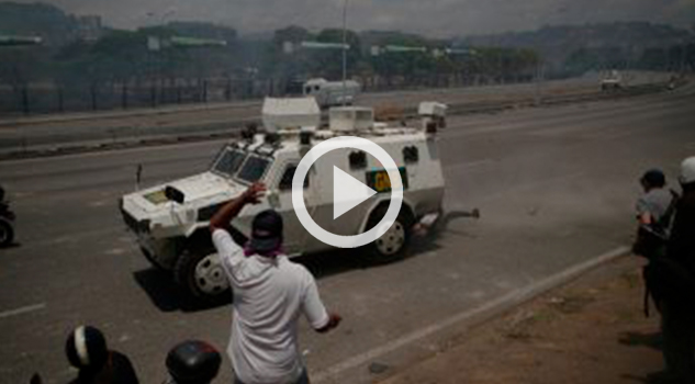 Tanqueta militar embiste a manifestantes partidarios de Guaidó Tanqueta militar embiste a manifestantes partidarios de Guaidó