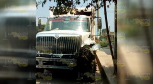 Trabajadores de Limpia Pública tumban poste de luz en Entabladero Trabajadores de Limpia Pública tumban poste de luz en Entabladero