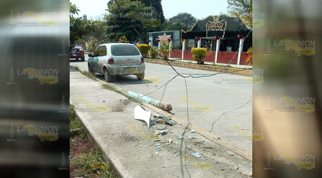 Trabajadores de Limpia Pública tumban poste de luz en Entabladero Trabajadores de Limpia Pública tumban poste de luz en Entabladero