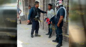 Trabajadores de Limpia Pública tumban poste de luz en Entabladero Trabajadores de Limpia Pública tumban poste de luz en Entabladero