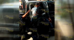 Trabajadores de Limpia Pública tumban poste de luz en Entabladero Trabajadores de Limpia Pública tumban poste de luz en Entabladero