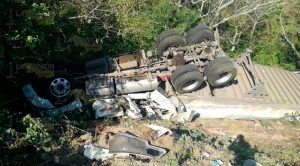 Trailero vive de milagro tras volcar sobre la carretera Tuxpan - Tampico Trailero vive de milagro tras volcar sobre la carretera Tuxpan - Tampico