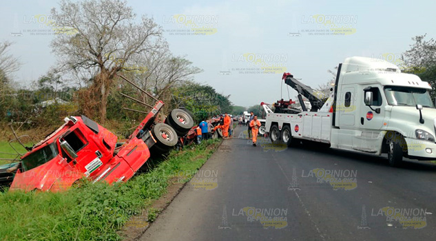 Volcó tractocamión en la carretera Tuxpan - Tampico Volcó tractocamión en la carretera Tuxpan - Tampico