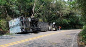 Vuelca y se sale del camino en la carretera Gutiérrez Zamora - Papantla Vuelca y se sale del camino en la carretera Gutiérrez Zamora - Papantla
