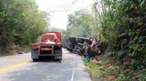 Vuelca y se sale del camino en la carretera Gutiérrez Zamora - Papantla Vuelca y se sale del camino en la carretera Gutiérrez Zamora - Papantla