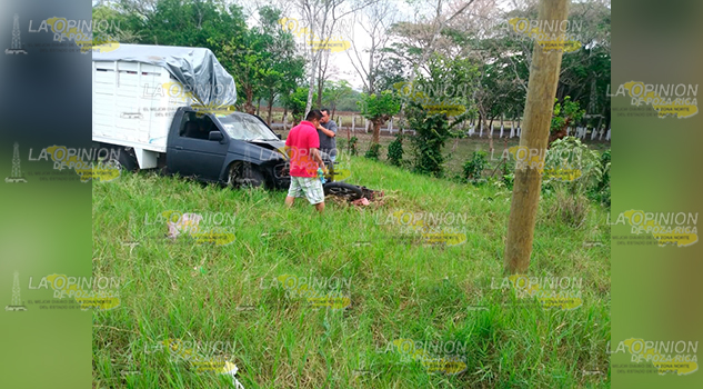 Un muerto y un herido deja aparatoso choque entre una camioneta y una motocicleta
