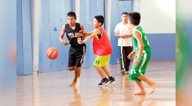 Niño triqui sueña con jugar en la NBA